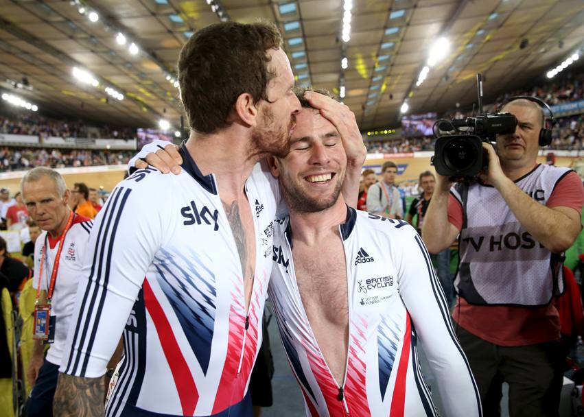 Un trionfo annunciato ma al termine di una gara emozionante. Mark Cavendish e Bradley Wiggins sono di nuovo campioni mondiali nell&#39;americana. Reuters